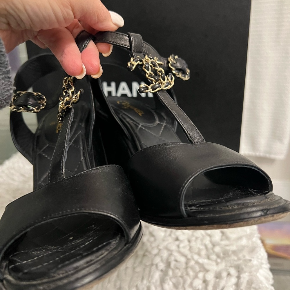 Chanel sandals, authentic lamb skin sandals in black and iconic antique gold - Picture 6 of 15